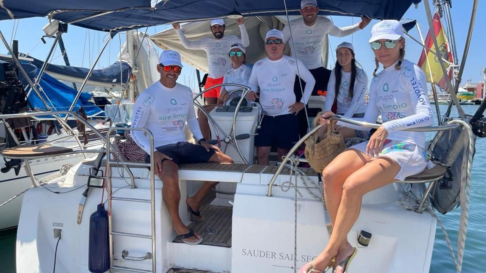'El Renacido', con el equipo que le acompañará en la travesía en el barco que estará a su lado.