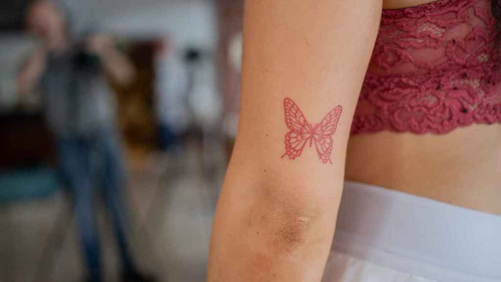 Brooke lleva tatuada la mariposa del álbum 'Motomami' de Rosalía.