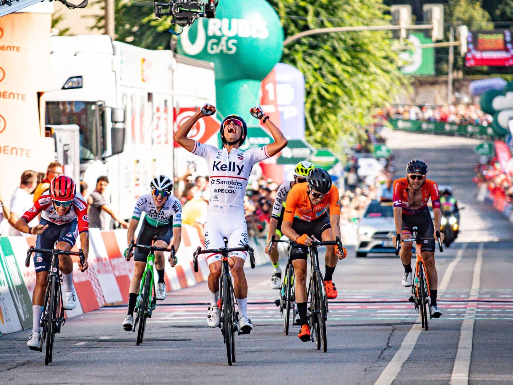 Calum Johnston, del Caja Rural-Seguros RGA, en el pelotón de cabeza a la llegada al final de etapa en Braga.