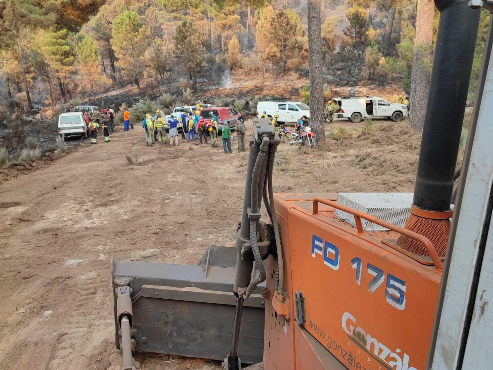 Un bulldozer trabaja en las tareas de extinción del incendio de Santa Cruz del Valle, en Ávila.