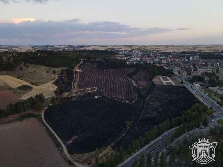 Imagen de los alrededores del Castillo de Burgos tras un incendio.
