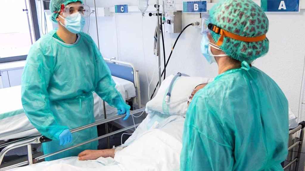 Dos sanitarios atienden a un enfermo con Covid