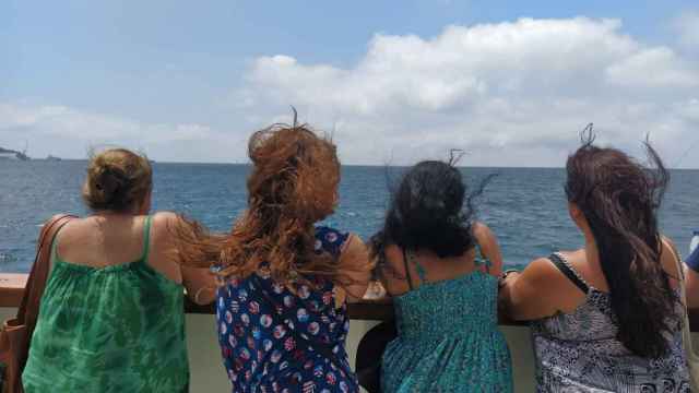 Cuatro reclusas disfrutan de un permiso en un barco por el Mediterráneo.