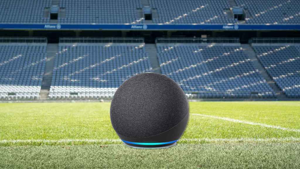 Amazon Echo en un campo de fútbol