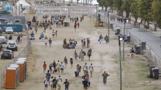 Numerosos jóvenes abandonan el recinto del Festival Medusa de Cullera (Valencia) tras la tragedia