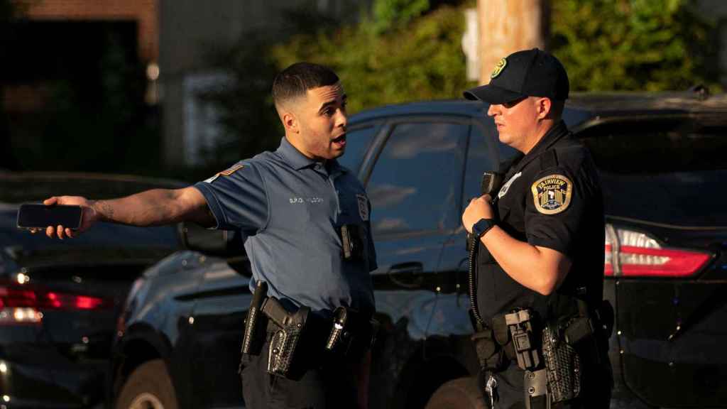 Policías de Nueva Jersey llegan cerca del edificio donde vive el presunto atacante de Salman Rushdie , Hadi Matar, en Fairview, Nueva Jersey.