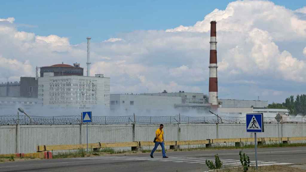 Un hombre cruza una carretera cerca de la central nuclear de Zaporiyia en el curso del conflicto entre Ucrania y Rusia