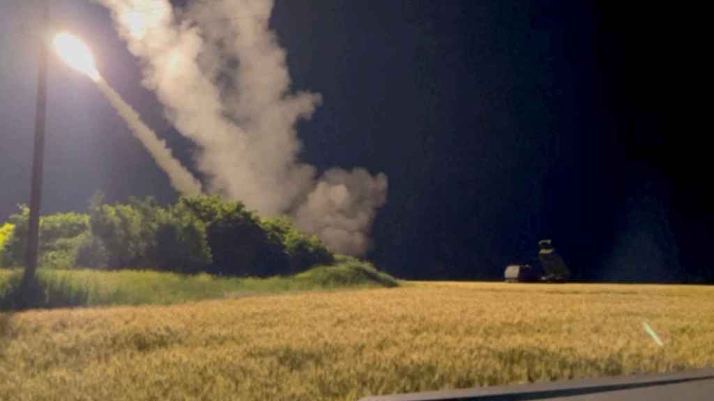 Una vista muestra un sistema de cohetes de artillería de alta movilidad M142 ( HIMARS ) disparado en un lugar no revelado, en Ucrania.
