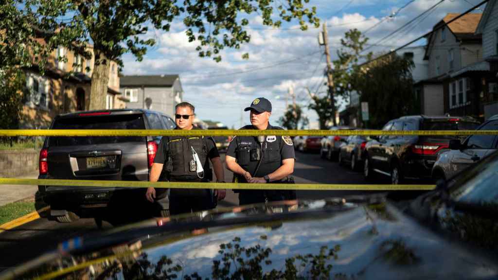 Oficiales de policía de Nueva Jersey montan guardia cerca del edificio donde vive el presunto atacante de Salman Rushdie , Hadi Matar, en Fairview.