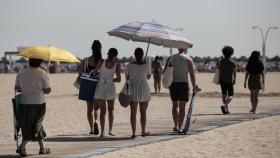 Un grupo de personas, en una playa valenciana.