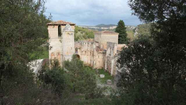 El monasterio benedictino de San Pedro de Arlanza, próximo a Covarrubias, vinculado a la leyenda de Fernán González, es considerado como la cuna de Castilla