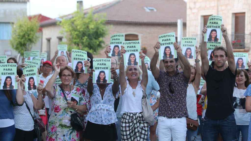 Decenas de personas participan en una concentración por la muerte de Esther López en Traspinedo (Valladolid)