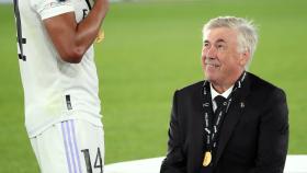 Ancelotti, junto a Casemiro tras ganar la Supercopa de Europa