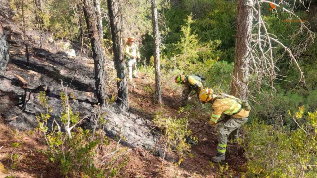 Tres bomberos forestales trabajando en el incendio de Cañamares (Cuenca).