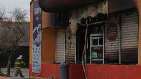 Bomberos trabajan en una tienda que fue incendiada por personas armadas en Ciudad Juárez, México
