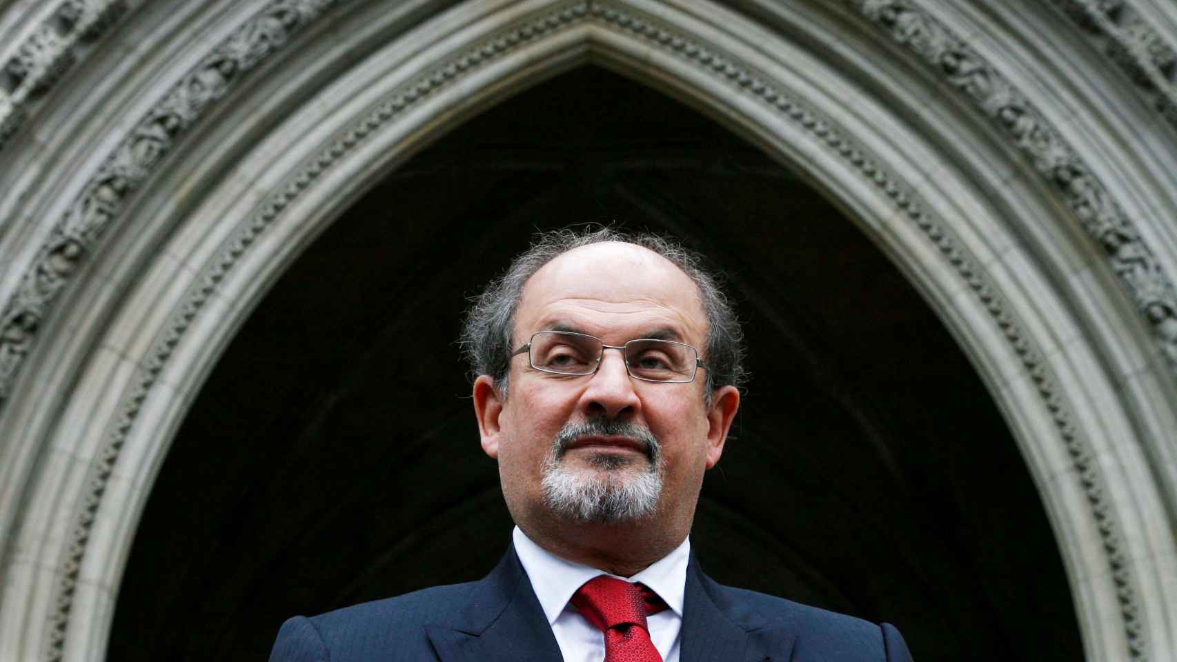 Salman Rushdie posa ante la Corte Suprema de Londres en 2008.