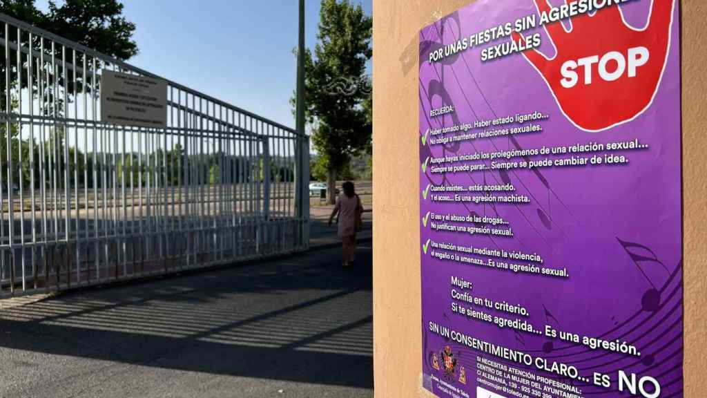 Cartel informativo contra las agresiones sexuales a la entrada del recinto ferial de Toledo.