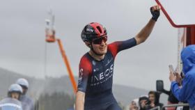 Carlos Rodríguez celebra su victoria de etapa en la Itzulia 2022.