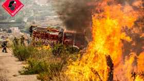 Un momento del incendio donde se ve un camión del Consorcio Provincial de Bomberos de Alicante.