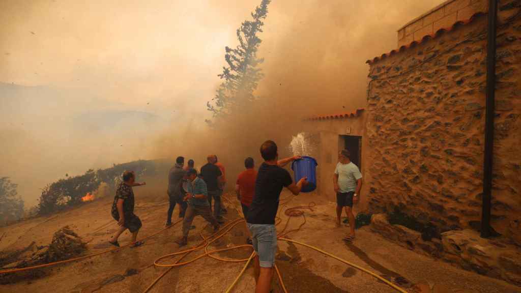 Vecinos de la localidad de Añón de Moncayo (Zaragoza) luchan contra las llamas.
