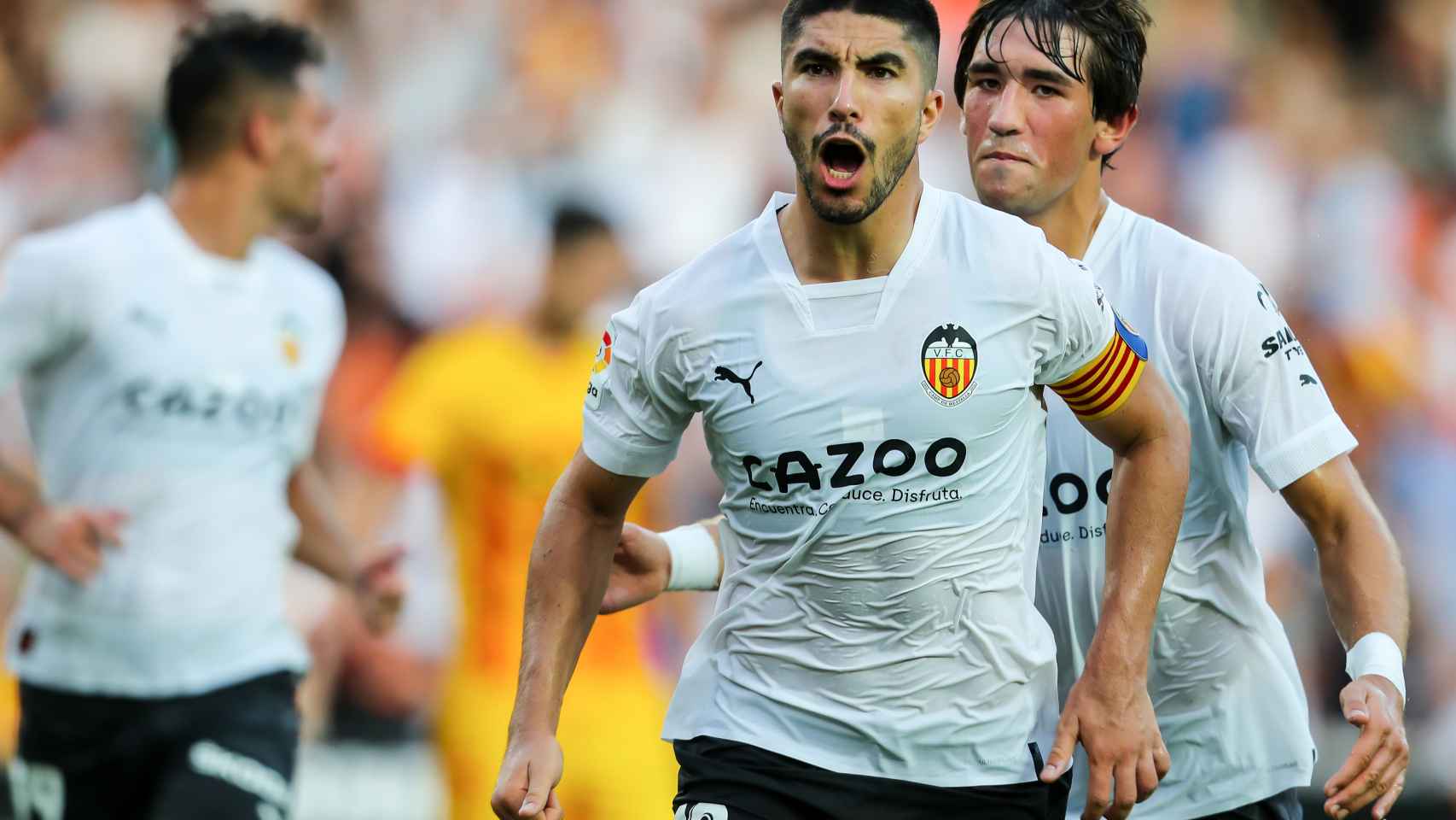 Carlos Soler y Jesús Vázquez celebran un gol.
