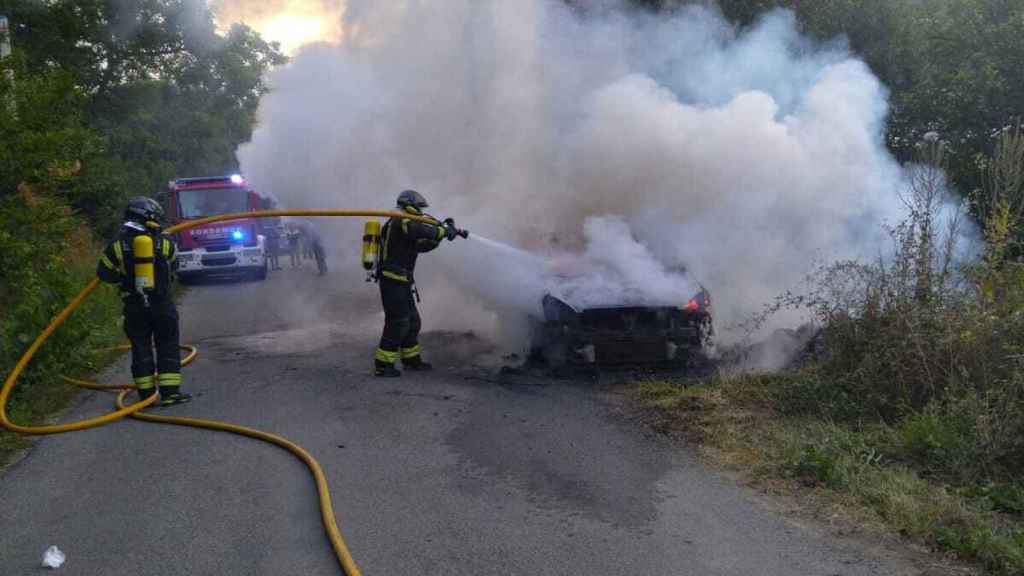 Los Bomberos de Ponferrada sofocan el incendio de un coche