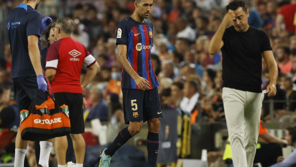 Sergio Busquets y Xavi Hernández, durante el FC Barcelona - Rayo Vallecano de La Liga 2022/2023