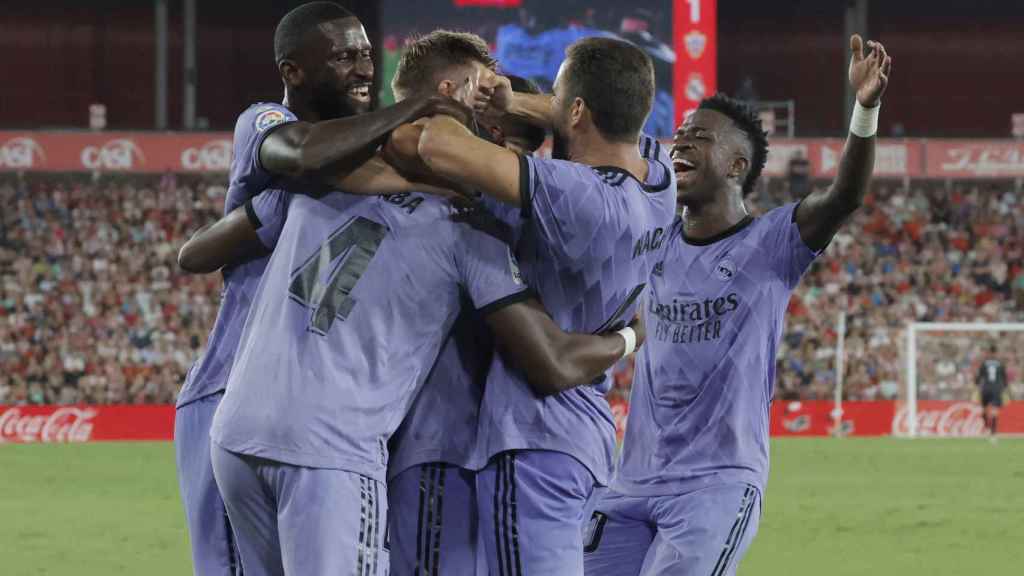 Los jugadores del Real Madrid felicitan a David Alaba por su gol al Almería