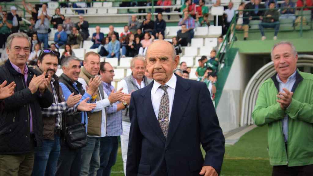 Paulino Lorenzo siendo homenajeado en el estadio Salto del Caballo de Toledo.