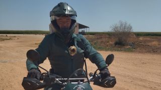 Sorprendente "compañera" de un guardia civil en Albacete: hay que fijarse en la chaqueta