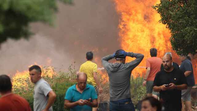 Vecinos de Añón del Moncayo (Zaragoza) luchan contra las llamas del incendio.