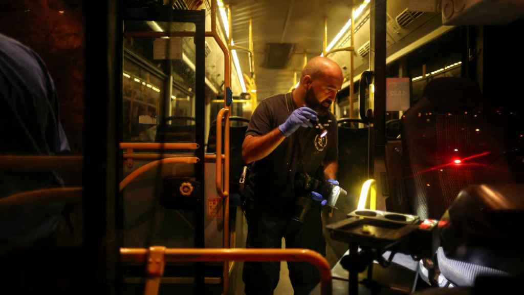 Un policía israelí revisa el autobús atacado en Jerusalén este domingo 14 de agosto