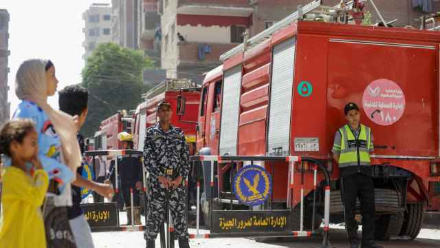 Los militares egipcios custodian la zona en la que se ha producido el incendio de El Cairo este 14 de agosto