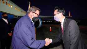 El Director General del Departamento de Asuntos de América del Norte del Ministerio de Relaciones Exteriores de Taiwán , Douglas Hsu, da la bienvenida al Representante de los Estados Unidos, John Garamendi,