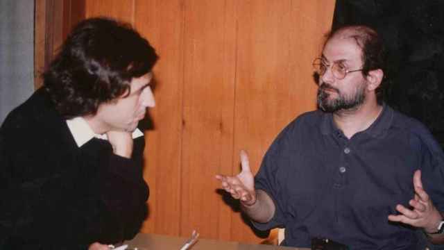 El filósofo y escritor Bernard-Henri Lévy (i) junto a su amigo Salman Rushdie (d) en una imagen de hace unos años.