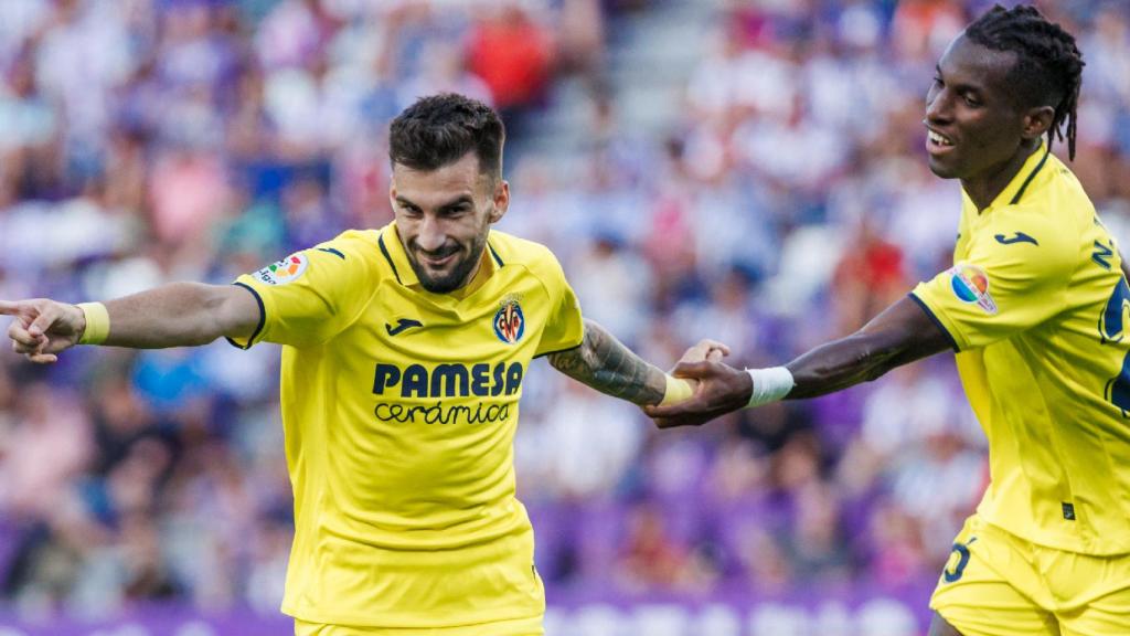 Álex Baena and Nicholas Jackson celebrate a goal.