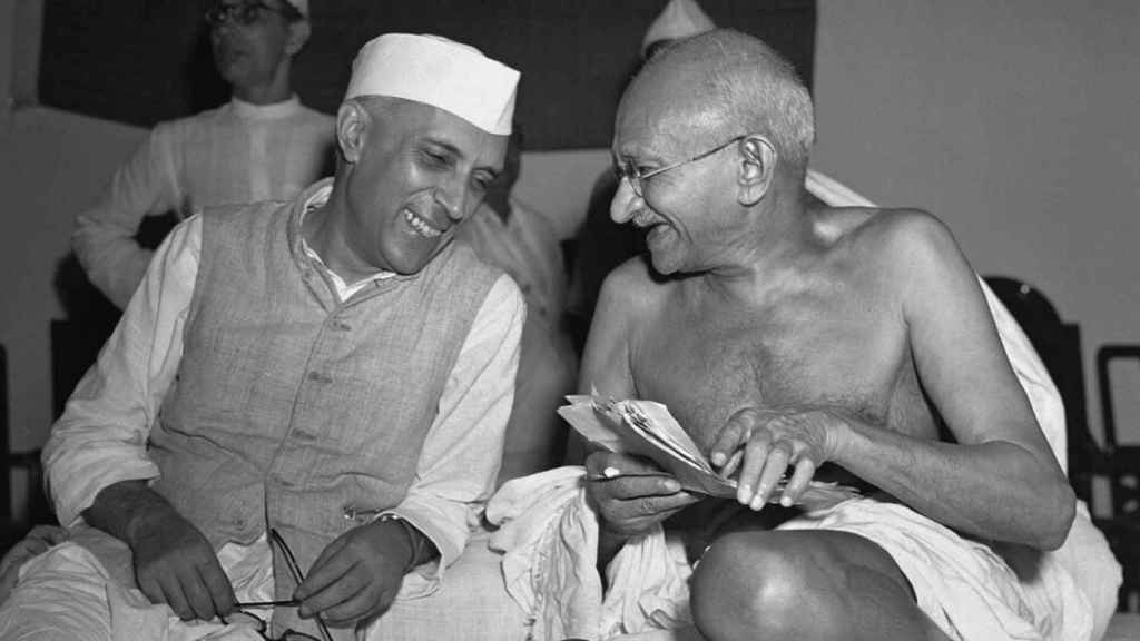 Jawaharlal Nehru junto a Mahatma Gandhi en Bombay en 1946.