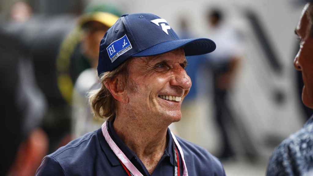Emerson Fittipaldi sonríe.