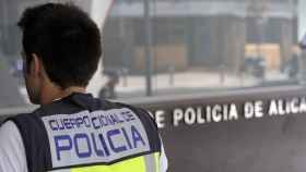 Un agente de la Policía Nacional de Alicante, en imagen de archivo.