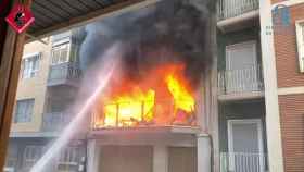 Tres bomberos y nueve vecinos heridos en un espectacular incendio en un edificio del centro de Elche