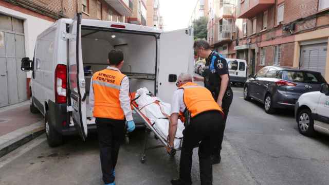El servicio forense se lleva un cadáver tras el crimen sucedido en la Rondilla, en Valladolid