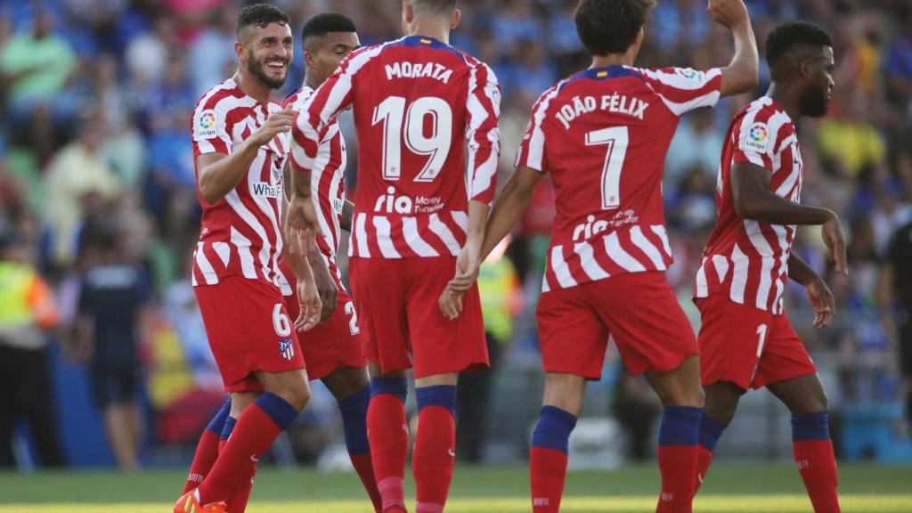 Atlético de Madrid players congratulate Morata on his goal