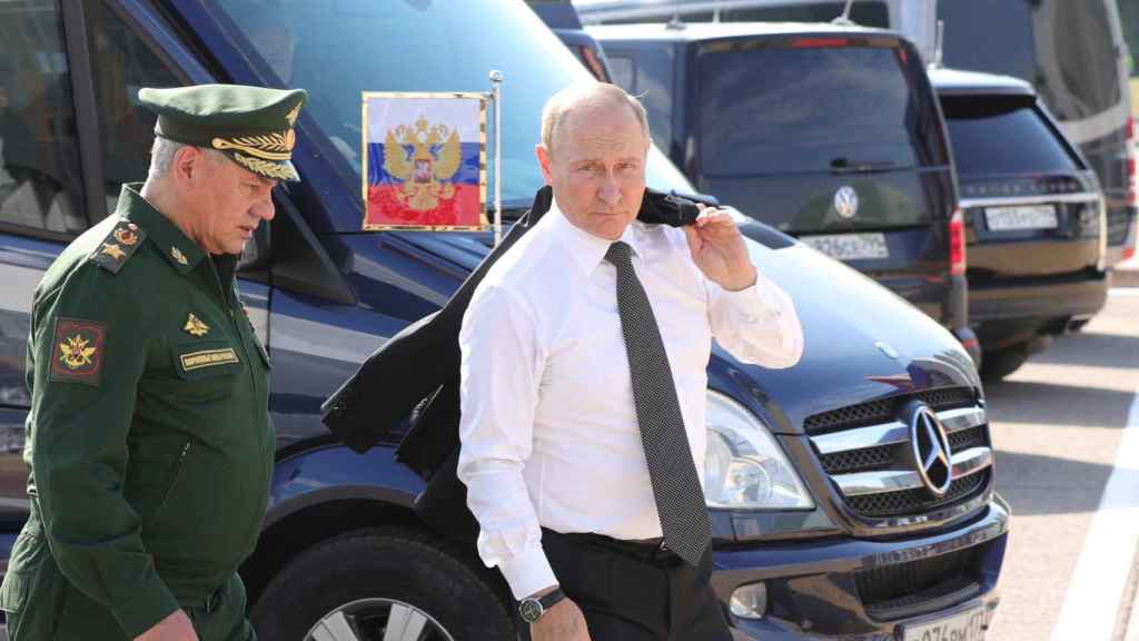 El presidente de Rusia, Vladimir Putin, junto a su ministro de Defensa, Serguei Shoigu, el pasado agosto.