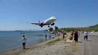 El impactante vídeo de un avión aterrizando que casi roza a decenas de turistas