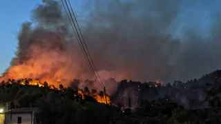 El incendio de la Vall d'Ebo obliga a evacuar Benimassot: 22 medios aéreos siguen trabajando en su extinción