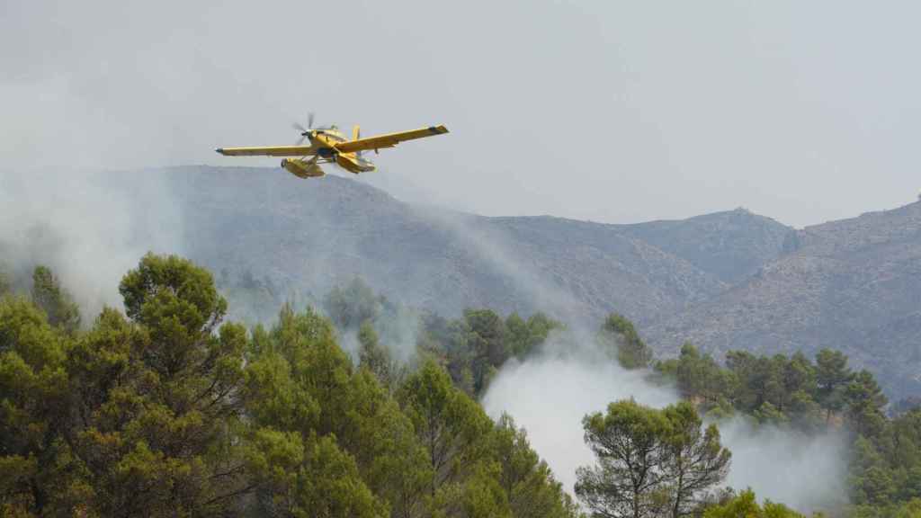 Una avioneta actuando sobre el incendio de la Vall d'Ebo.