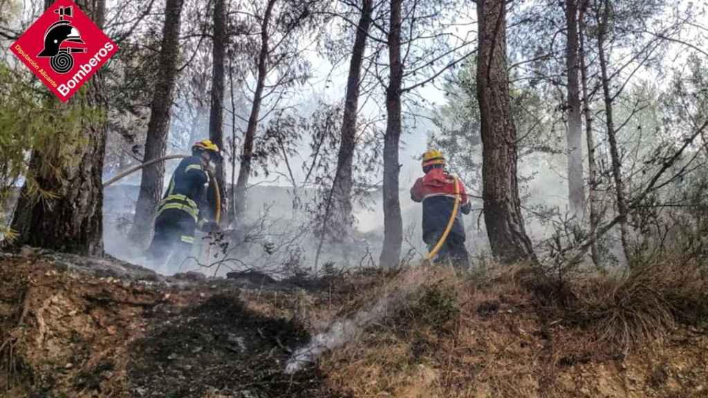 Bomberos de la Diputación de Alicante trabajan en el incendio de la Vall d'Ebo