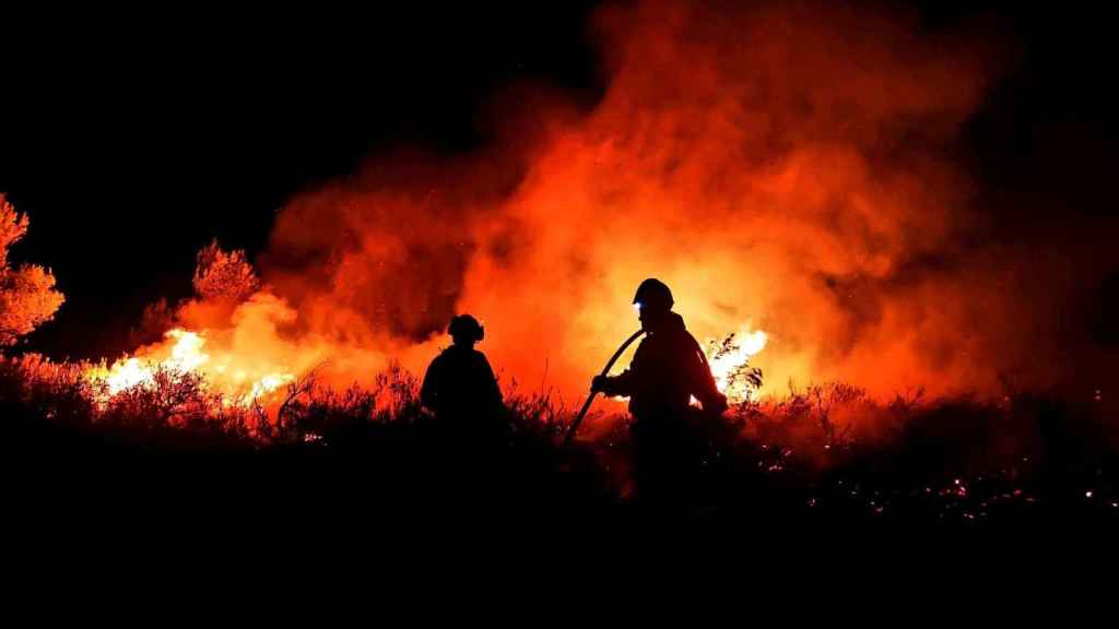 Dos bomberos trabajando en las tareas de extinción del incendio de la Vall d'Ebo, este fin de semana.