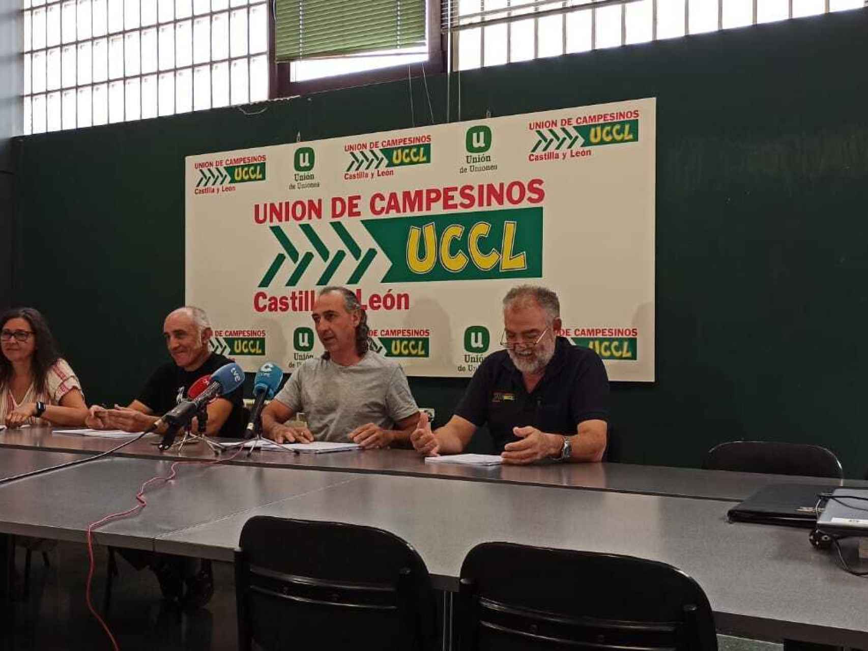Los portavoces de la Unión de Campesinos de Castilla y León (UCCL) durante una rueda de prensa en Valladolid, en una imagen de archivo.