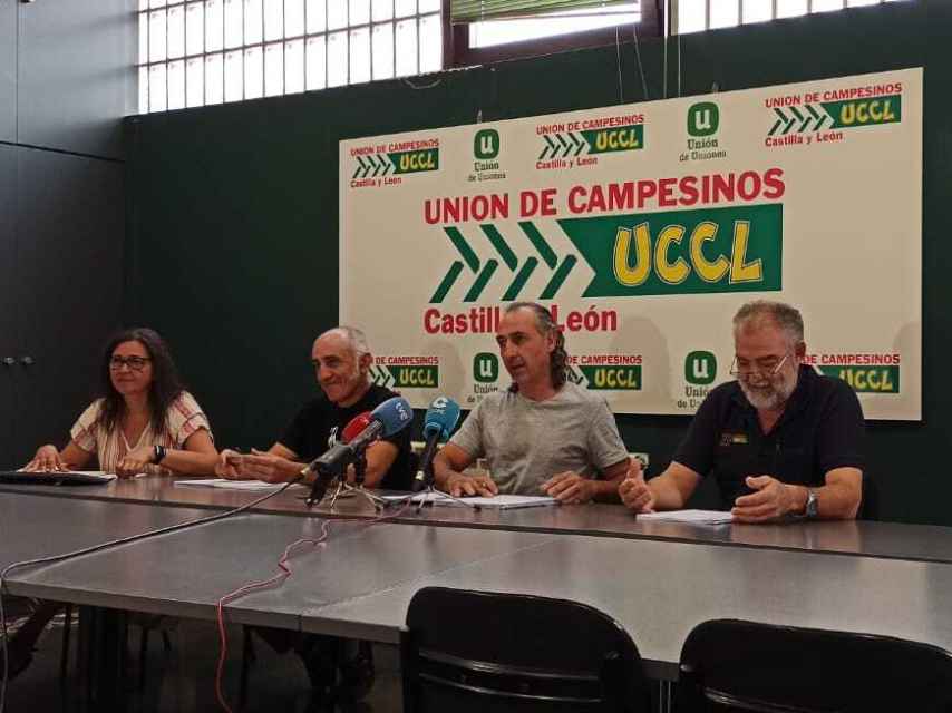 Los portavoces de la Unión de Campesinos de Castilla y León (UCCL) durante su rueda de prensa de este lunes.